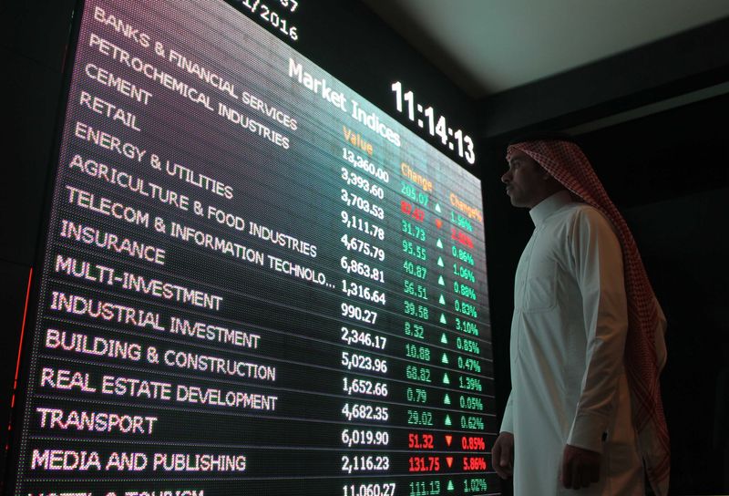 &copy; Reuters. متعامل يتابع شاشة إلكترونية تعرض حركة تداول الأسهم  على مؤشر بورصة الأوراق السعودية (تداول) في الرياض بصورة من أرشيف رويترز .   