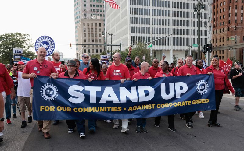 &copy; Reuters. أعضاء في نقابة "عمال السيارات المتحدون" يشاركون في مسيرة بالشارع تأييدا لزملائهم العمال المضربين عن العمل في ديترويت بالولايات المتحدة يوم 