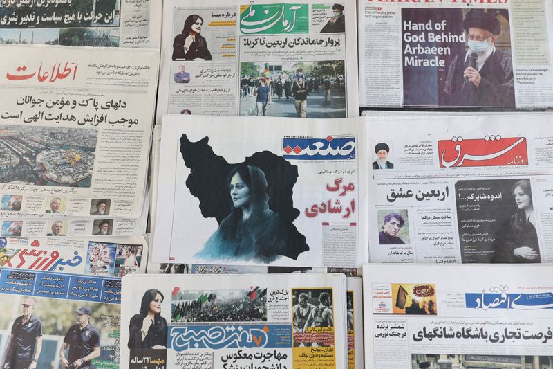 © Reuters. FILE PHOTO: Newspapers, with a cover picture of Mahsa Amini, a woman who died after being arrested by the Islamic republic's 
