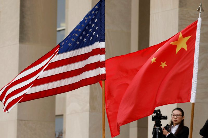 &copy; Reuters. العلمان الأمريكي والصيني أمام مقر وزارة الدفاع الأمريكية (البنتاجون) في أرلينجتون بالولايات المتحدة في صورة من أرشيف رويترز . 