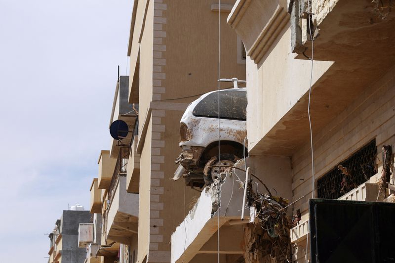 © Reuters. A destroyed car sits on top of a residential building following fatal floods in Derna, Libya, September 17, 2023. REUTERS/Amr Alfiky
