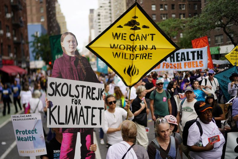 © Reuters. A person holds a cutout of Climate activist Greta Thunberg as activists mark the start of Climate Week in New York during a demonstration calling for the U.S. government to take action on climate change and reject the use of fossil fuels in New York City, New York, U.S., September 17, 2023. REUTERS/Eduardo Munoz