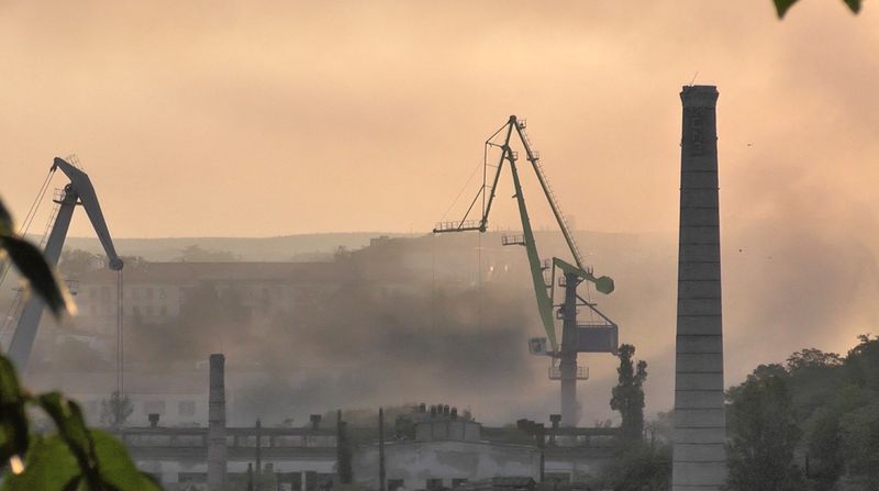 &copy; Reuters. أعمدة الدخان تتصاعد من حوض بناء السفن الذي يقال إنه أصيب بهجوم صاروخي أوكراني في سيفاستوبول بشبه جزيرة القرم. أخذت الصورة من مقطع فيديو تم ا