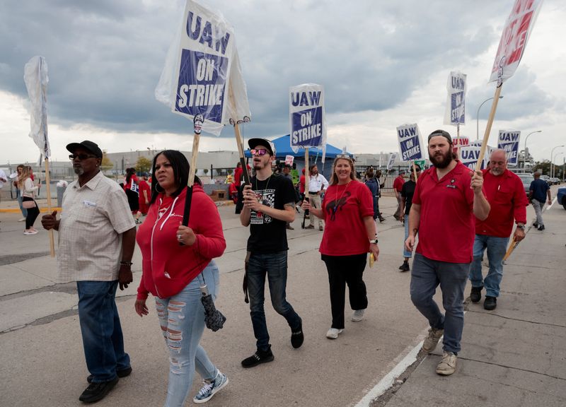 © Reuters. Striking United Auto Workers walk the picket line outside the Ford Michigan Assembly Plant in Wayne, Michigan, U.S. September 17, 2023. REUTERS/Rebecca Cook