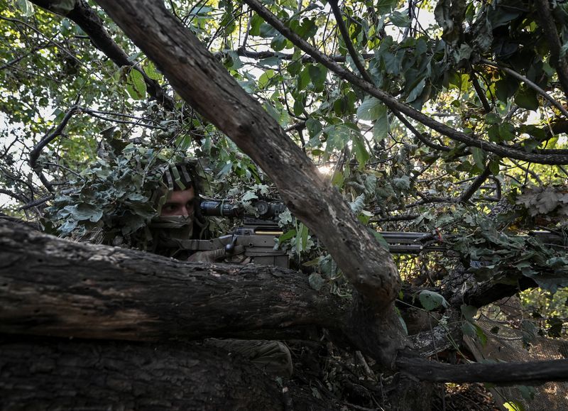 &copy; Reuters. 　ウクライナのゼレンスキー大統領は１７日、ウクライナ軍が東部ドネツク州バフムト近郊の村を奪還したと発表した。写真はウクライナの兵士。７日バフムト近郊で撮影（２０２３年　ロ