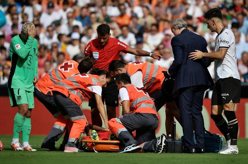 &copy; Reuters. Thomas Lemar, del Atlético de Madrid, en una camilla tras sufrir una lesión en el partido de LaLiga entre el Valencia y el Atlético de Madrid, en Mestalla, Valencia, España, 16 de septiembre de 2023. REUTERS/Pablo Morano