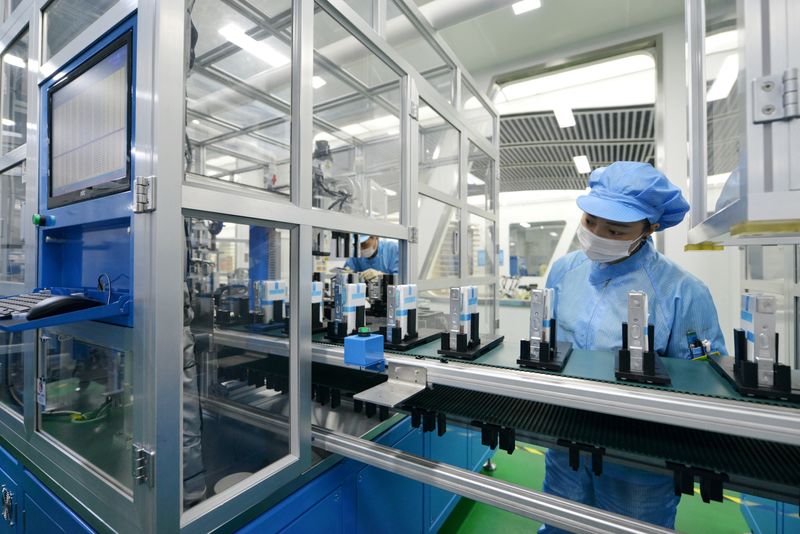 &copy; Reuters. FOTO DE ARCHIVO: Trabajadores en la línea de producción de baterías de iones de litio para vehículos eléctricos en una fábrica en Huzhou, provincia de Zhejiang, China 28 de agosto de 2018. REUTERS/Stringer