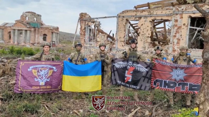 &copy; Reuters. Soldados ucranianos sosteniendo banderas frente a edificios destruidos en Klishchivka, Ucrania. Captura de pantalla tomada de un vídeo en las redes sociales publicado el 17 de septiembre de 2023. Coronel General Oleksandr Sirski, Comandante de las Fuerza