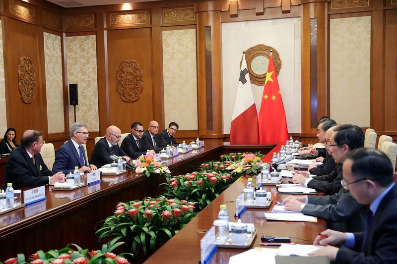 &copy; Reuters. 　中国の王毅共産党政治局員兼外相は、中国と欧州連合（ＥＵ）は「開かれた態度」を維持し、「保護主義を拒否」すべきだと述べた。写真は２０１８年９月の中国・マルタ外相会談。北京