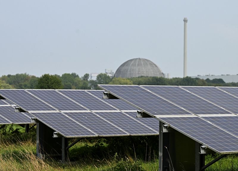 &copy; Reuters. FILE PHOTO: A general view of a solar park in-front of the Unterweser Nuclear Power Plant in Stadland, Germany August 26, 2022. REUTERS/Benjamin Westhoff