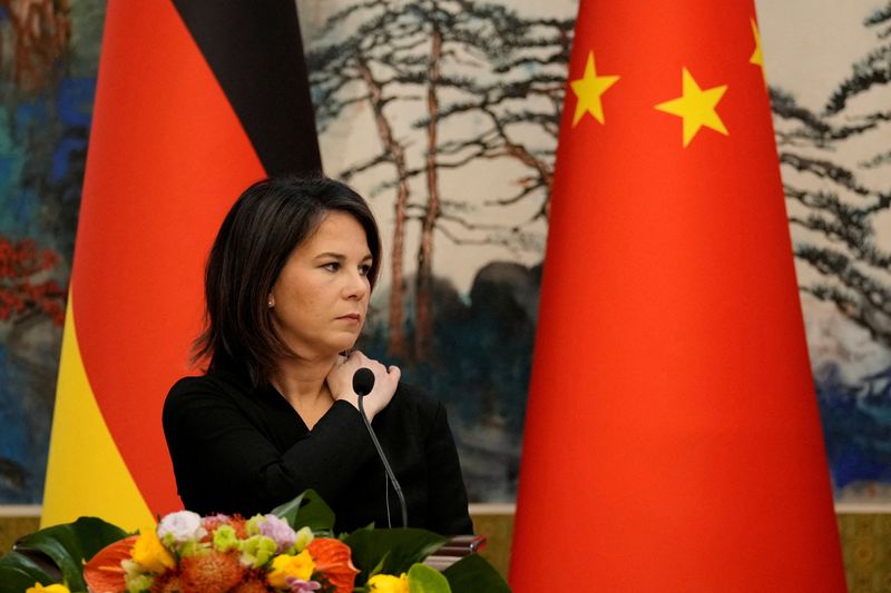 &copy; Reuters. FOTO ARCHIVO: La ministra alemana de Asuntos Exteriores, Annalena Baerbock, asiste a una rueda de prensa conjunta con el ministro chino de Asuntos Exteriores, Qin Gang (no en la foto), en la Casa de Huéspedes del Estado Diaoyutai en Pekín, China, el 14 