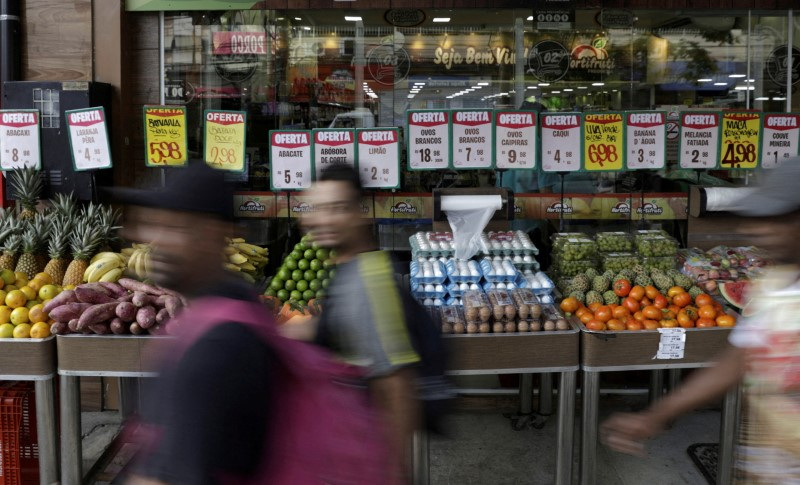 &copy; Reuters. FOTO ARCHIVO: Precios de los alimentos se ven en un mercado en Río de Janeiro, Brasil. 8 de abril, 2022. REUTERS/Ricardo Moraes/Archivo