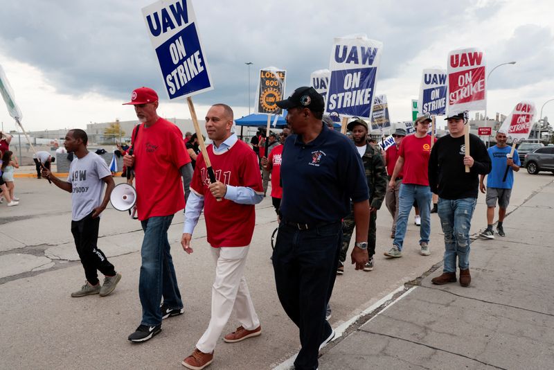 © Reuters. Hakeem Jeffries, Democratic Minority Leader of the U.S. House of Representatives, walks the picket line with striking United Auto Workers members outside the Ford Motor Michigan Assembly Plant in Wayne, Michigan U.S., September 17, 2023.  REUTERS/Rebecca Cook