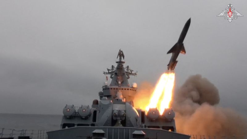 © Reuters. سفينة حربية روسية تطلق صاروخًا خلال مناورات بحرية في مكان غير معروف في صورة من مقطع مصور صدر يوم الاثنين. صورة لرويترز من وزارة الدفاع الروسية.
