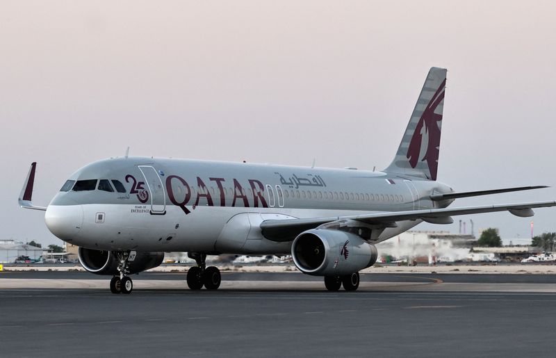 © Reuters. طائرة تقل أمريكيين تم إطلاق سراحهم من السجون الإيرانية خلال صفقة تبادل الأسرى بين الولايات المتحدة وإيران لدى وصولها مطار الدوحة في قطر يوم الاثنين. تصوير: محمد دبوس- رويترز.