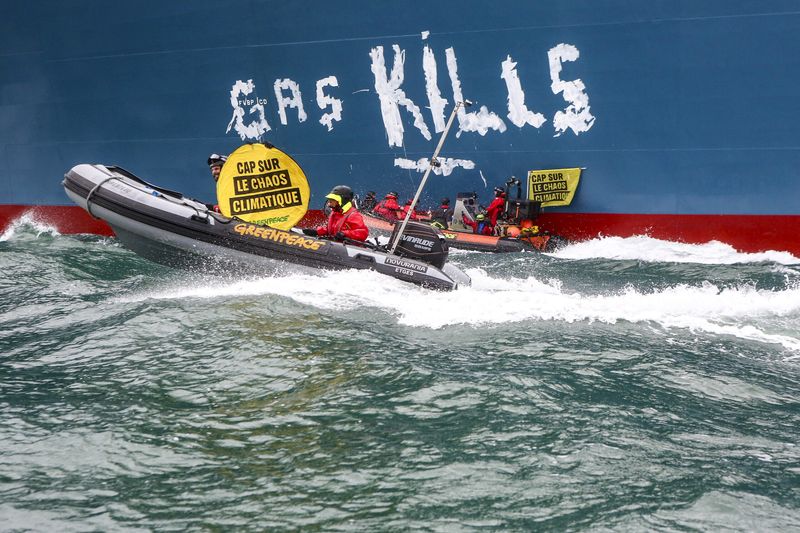 &copy; Reuters. Ativistas ambientais do Greenpeace em caiaques escrevem “gás mata” em um terminal de processamento de GNL que será operado pela Total Energies no porto de Le Havre, França, 18 de setembro de 2023. Jean Nicholas Guillo / Greenpeace /Handout via REUT