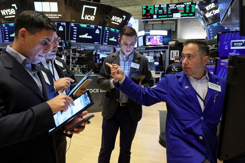 © Reuters. FILE PHOTO: Traders work on the floor of the New York Stock Exchange (NYSE) in New York City, U.S., September 11, 2023.  REUTERS/Brendan McDermid/File Photo