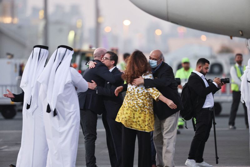 © Reuters. سياماك نمازي و الناشط البيئي مراد طهباز يصلان إلى مطار الدوحة الدولي في قطر يوم الاثنين. تصوير: محمد دبوس - رويترز.
