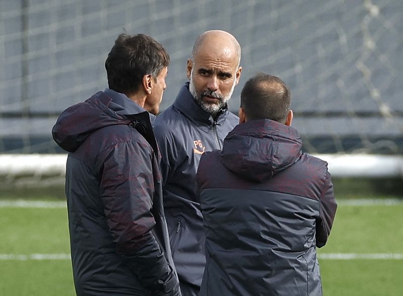 &copy; Reuters. Técnico Pep Guardiola conversa com membros da comissão técnica do Manchester City
18/09/2023
Action Images via Reuters/Jason Cairnduff