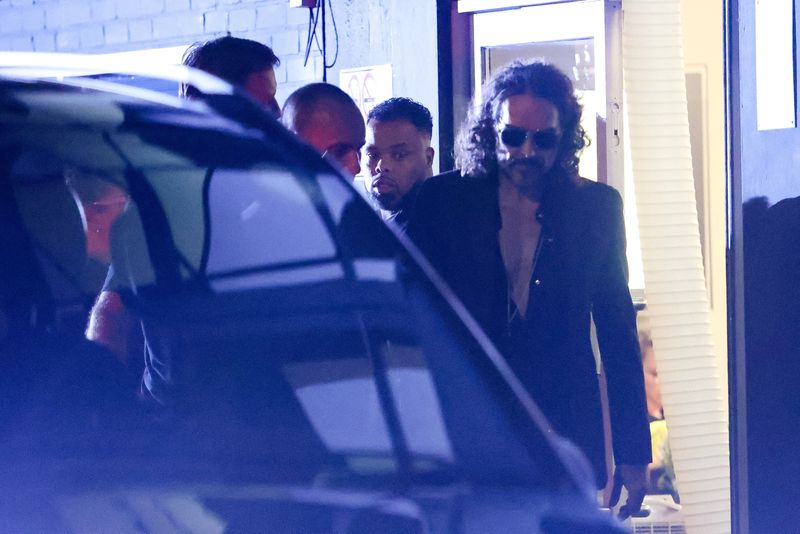 &copy; Reuters. FOTO DE ARCHIVO. El comediante británico Russell Brand sale del  Wembley Park Theatre, en el noroeste de Londres. Septiembre 16, 2023. REUTERS/Susannah Ireland