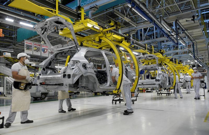 &copy; Reuters. Trabalhadores da Fiat Chrysler operam linha de montagem em fábrica em Betim, MG
20/05/2020
REUTERS/Washington Alves