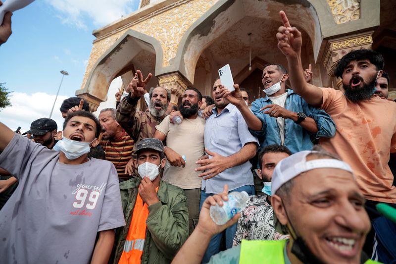 &copy; Reuters. ليبيون يحتجون خارج مسجد في درنة في ليبيا يوم الاثنين. تصوير: زهرة بن سمرة - رويترز.