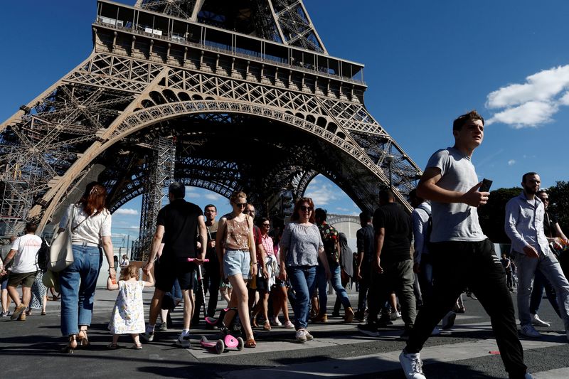&copy; Reuters. FILE PHOTO: Tourists walk in front of the Eiffel tower in Paris, France, July 3, 2022. REUTERS/Benoit Tessier/File Photo