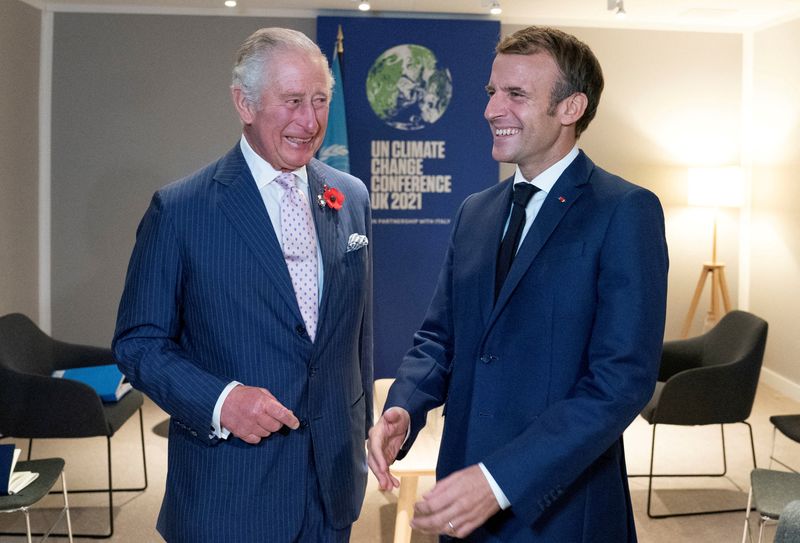 &copy; Reuters. Rei Charles, quando ainda era príncipe, com o presidente da França, Emmanuel Macron, na Escócia
01/11/2021
Jane Barlow/Pool via REUTERS