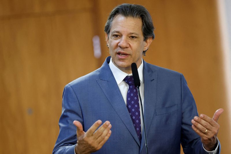 © Reuters. FILE PHOTO: Brazil's Finance Minister Fernando Haddad speaks during the ceremony of sanction of the bill that establishes the policy of permanent appreciation of the minimum wage, at the Planalto Palace in Brasilia, Brazil August 28, 2023. REUTERS/Adriano Machado/File Photo