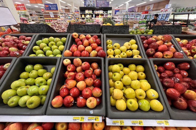 © Reuters. FILE PHOTO: The price of apples at the Northmart grocery store in Iqaluit, Nunavut, Canada July 28, 2022. REUTERS/Carlos Osorio/File Photo