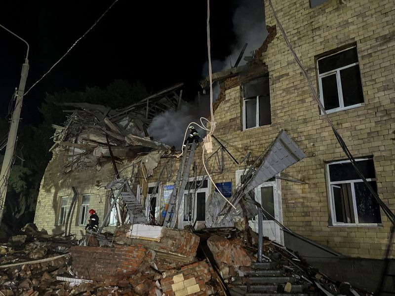 &copy; Reuters. رجال الإنقاذ يعملون في موقع مبنى تضرر من غارة روسية في خاركيف يوم الأول من أغسطس آب 2023. تصوير: فيتالي هنيدي - رويترز.