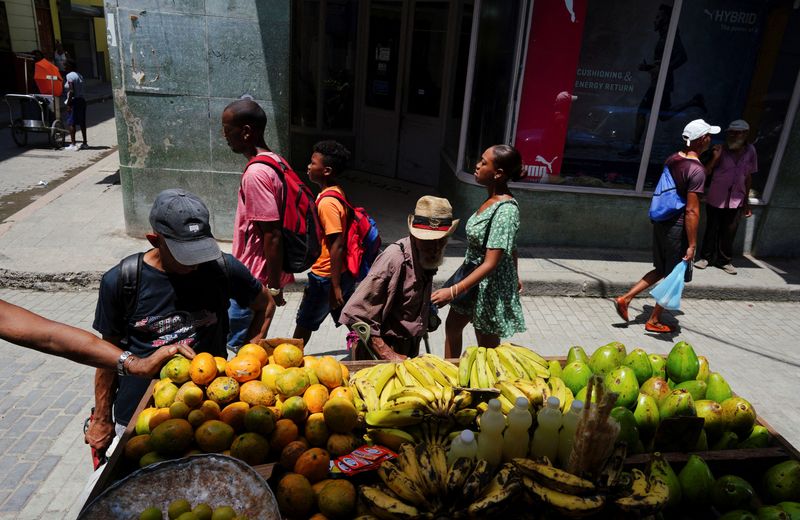 &copy; Reuters. Pessoas checam legumes  à venda num carrinho no centro de Havana, Cuba
14/08/2023
REUTERS/Alexandre Meneghini