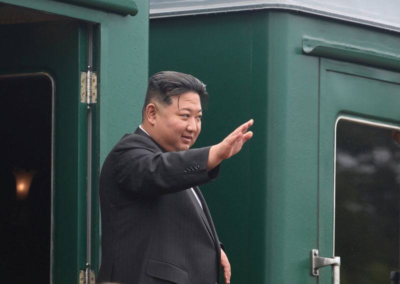 &copy; Reuters. زعيم كوريا الشمالية كيم جونج أون قبيل صعوده على متن القطار من منطقة فلاديفوستوك الروسية في رحلة العودة إلى كوريا الشمالية يوم 17 سبتمبر أيلو