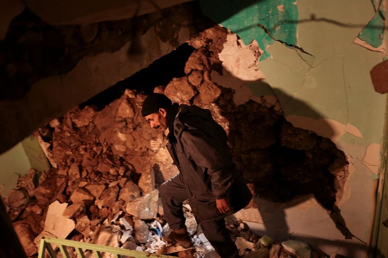 &copy; Reuters. Homem caminha dentro de sua casa afetada pelo terremoto na vila de Moulay Brahim, província de Al Haouz, Marrocos
09/09/2023
REUTERS/Nacho Doce
