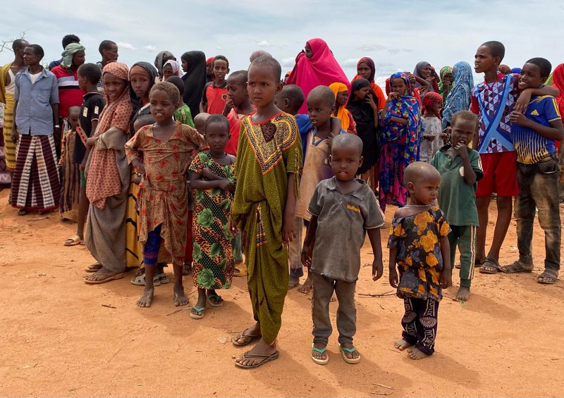 © Reuters. FILE PHOTO: Internally displaced Somali children gather outside their makeshift shelters at the Ladan camp for internally displaced people (IDP) in Dollow, Somalia May 1, 2023. REUTERS/Ayenat Mersie/File Photo