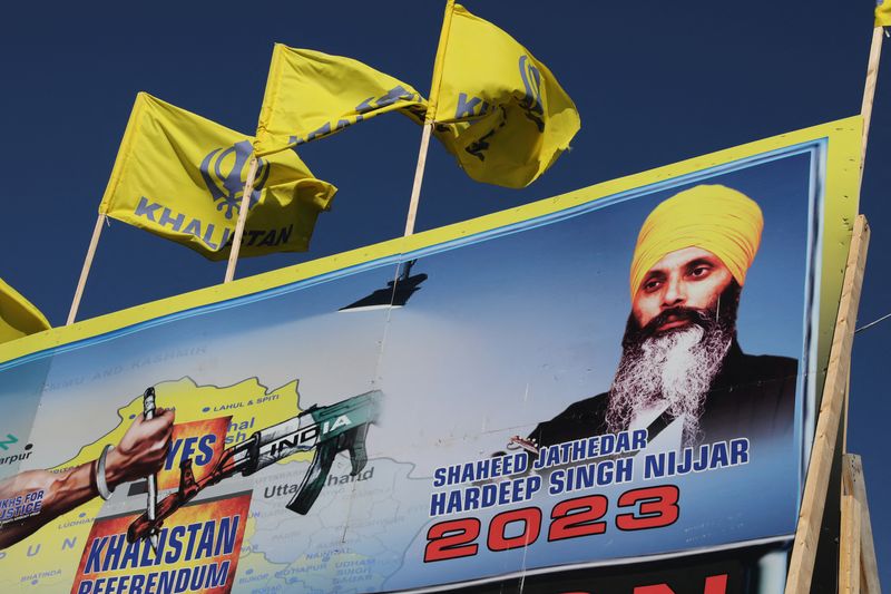 © Reuters. A mural features the image of late Sikh leader Hardeep Singh Nijjar, who was slain on the grounds of the Guru Nanak Sikh Gurdwara temple in June 2023, in Surrey, British Columbia, Canada September 18, 2023. REUTERS/Chris Helgren