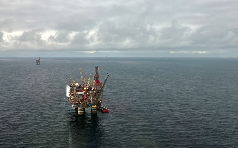 © Reuters. منظر من الجو لمنصة نفط بحرية تستعد لتلقى الطاقة من مزرعة الرياح البحرية العائمة في بحر الشمال يوم 23 أغسطس آب 2023 . تصوير : نورا بولي - رويترز . 