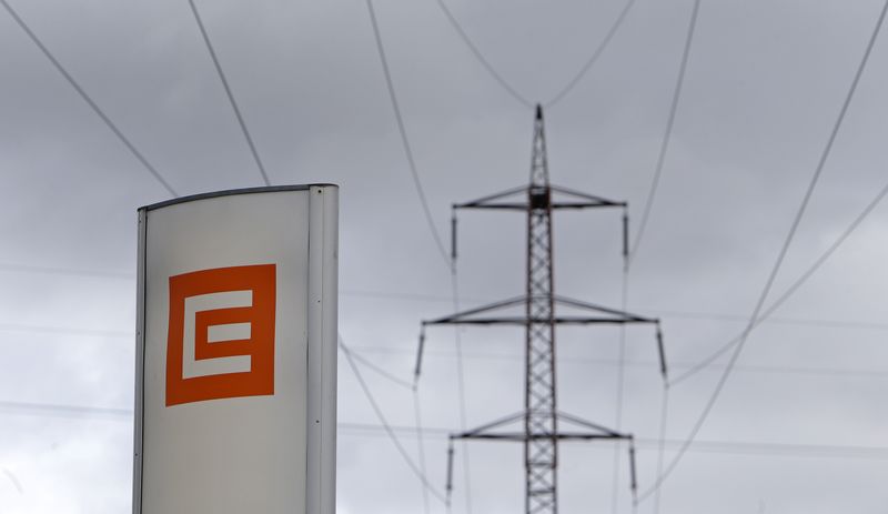 &copy; Reuters. Czech electricity producer CEZ's logo is seen next to an electricity pylon in front of the Ledvice coal-fired power plant near the village of Ledvice, Czech Republic, February 9, 2016.   REUTERS/David W Cerny/File photo