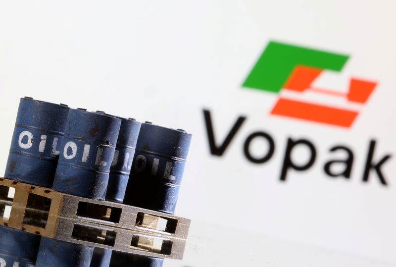 &copy; Reuters. A model of 3D printed oil barrels are seen in front of displayed Vopak logo in this illustration taken December 1, 2021. REUTERS/Dado Ruvic/Illustration/File photo