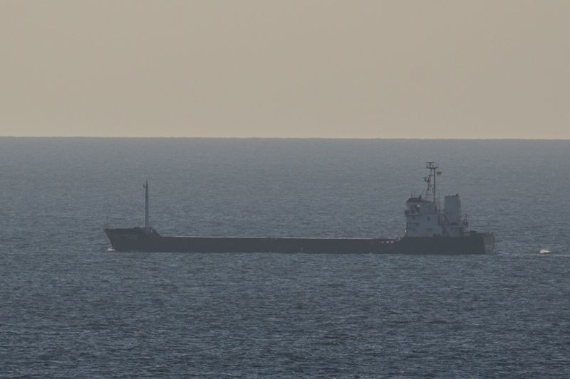 &copy; Reuters. El buque de carga general Resilient Africa, con bandera de Palaos y cargado de grano, sale del puerto marítimo de Chornomorsk, en medio del ataque de Rusia a Ucrania, cerca de Odesa, Ucrania. 19 de septiembre de 2023. REUTERS/Stringer
