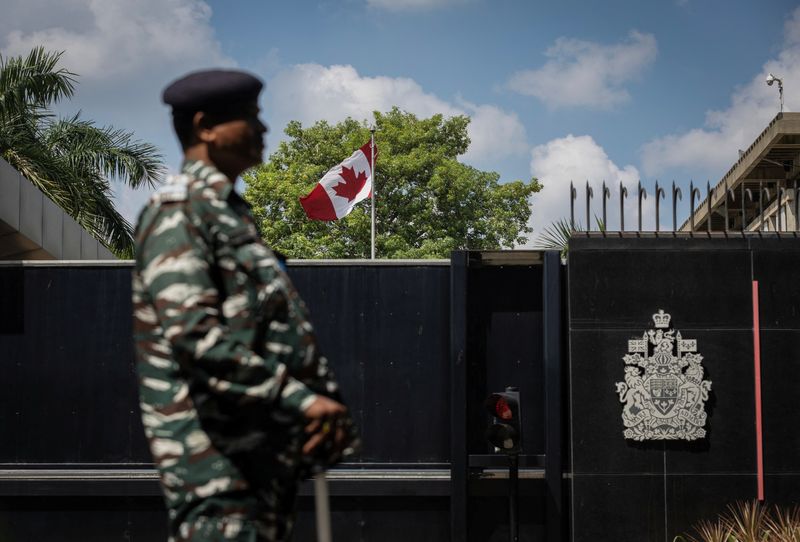 © Reuters. A security personnel stands guard outside the Canadian High-Commision in New Delhi, India, September 19, 2023. REUTERS/Adnan Abidi