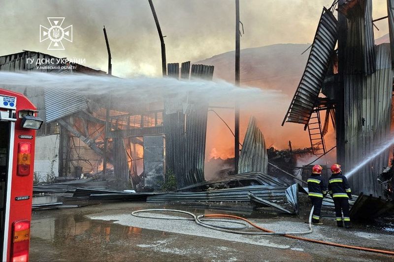 &copy; Reuters. Los bomberos trabajan en el sitio de un almacén industrial dañado por un ataque de drones rusos, en Leópolis, Ucrania. 19 de septiembre 2023. Servicio de prensa del Servicio Estatal de Emergencias de Ucrania en la región de Leópolis/Handout vía REUT