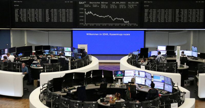 &copy; Reuters. شاشات إلكترونية تعرض حركة تداول الأسهم على مؤشر داكس الألماني ببورصة فرانكفورت يوم الاثنين . تصوير : رويترز .  