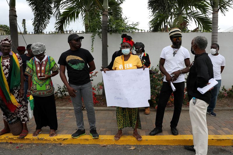 &copy; Reuters. متظاهرون يحتشدون خارج مقر المفوضية البريطانية في كينجستون بجامايكا لمطالبة بريطانيا بدفع تعويضات مالية عن العبودية خلال فترة الاستعمار . ص