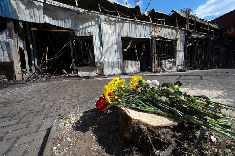 &copy; Reuters. FOTO DE ARCHIVO: Flores dejadas por los residentes locales para rendir homenaje a los civiles muertos por un ataque militar de autoría disputada, en Kostantínovka, región de Donetsk, Ucrania. 7 de septiembre 2023. REUTERS/Vyacheslav Madiyevskyy