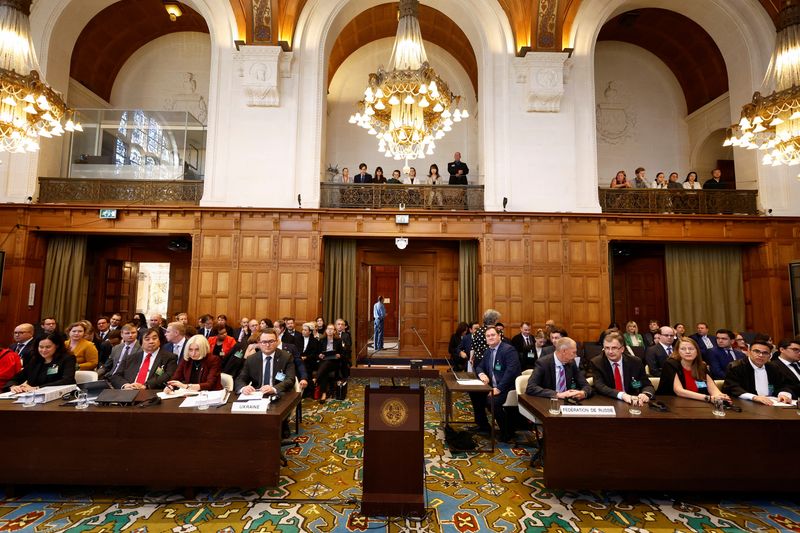 &copy; Reuters. FOTO DE ARCHIVO. Representantes asisten a la audiencia en la que Rusia comienza a presentar sus objeciones contra la jurisdicción de la CIJ en el caso de genocidio interpuesto por Ucrania, en La Haya, Países Bajos. 18 de septiembre de 2023. REUTERS/Piro