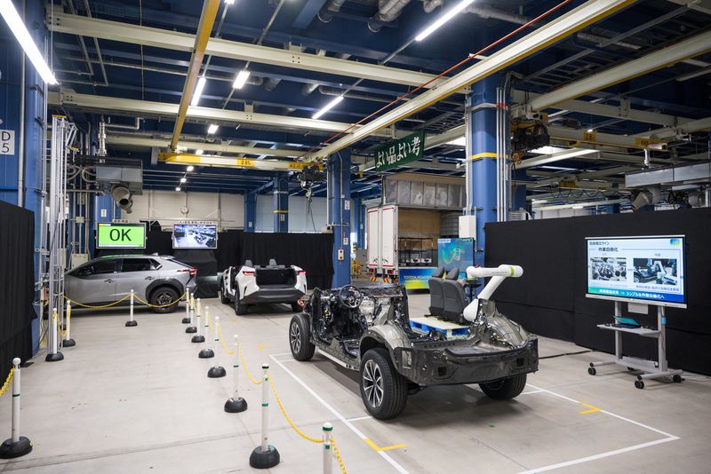 © Reuters. Self-propelled electric vehicles move through the factory floor during a demonstration of its new assembly line technology at Toyota Motor's Motomachi Plant in Toyota, central Japan September 13, 2023. Toyota Motor Corporation/Handout via REUTER