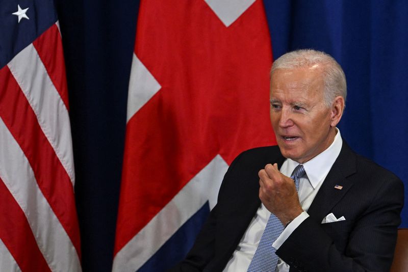 &copy; Reuters. FOTO DE ARCHIVO. El presidente de Estados Unidos, Joe Biden, habla durante una reunión bilateral con la entonces primera ministra británica, Liz Truss, mientras asisten a la 77ª Asamblea General de la ONU, en Nueva York, Estados Unidos. 21 de septiembr