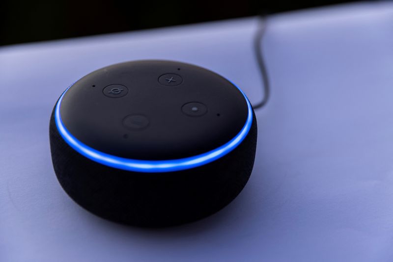 © Reuters. Amazon's DOT Alexa device is shown in this picture illustration taken October 1, 2021. REUTERS/Mike Blake/Illustration/File Photo