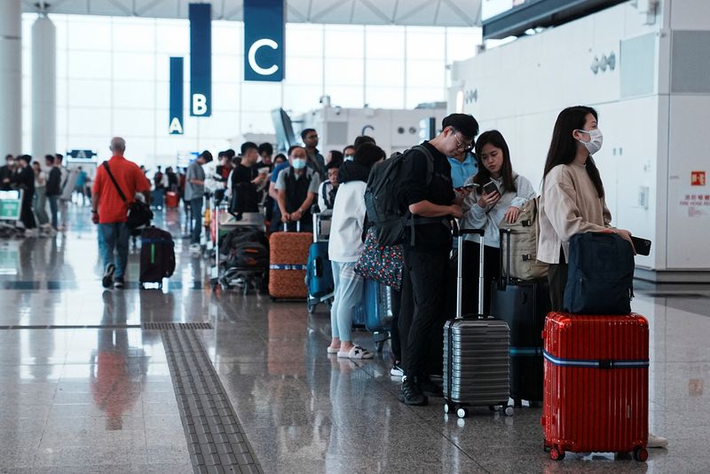 &copy; Reuters. FILE PHOTO: Travellers queue up at the departures hall at Hong Kong International Airport, in Hong Kong, China April 5, 2023. REUTERS/Lam Yik/File Photo